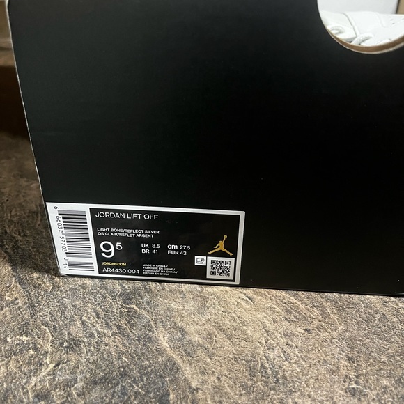 Jordan lift off. Size 9.5 US.. New with box. Never been worn. - Picture 2 of 2